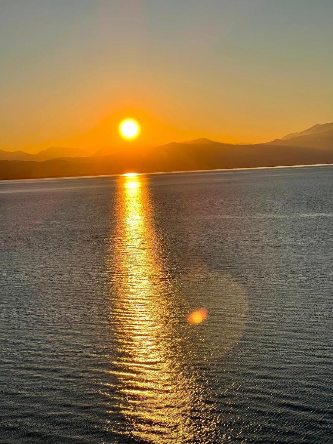 Loutraki Sunset Apartment ภายนอก รูปภาพ