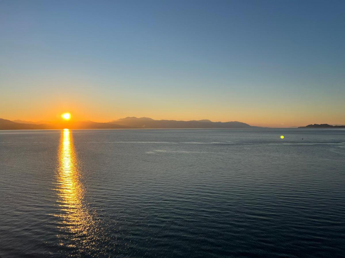 Loutraki Sunset Apartment ภายนอก รูปภาพ